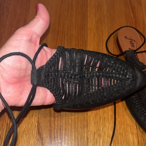 Free People size 6 black leather flats / sandals with ties - Picture 3 of 9